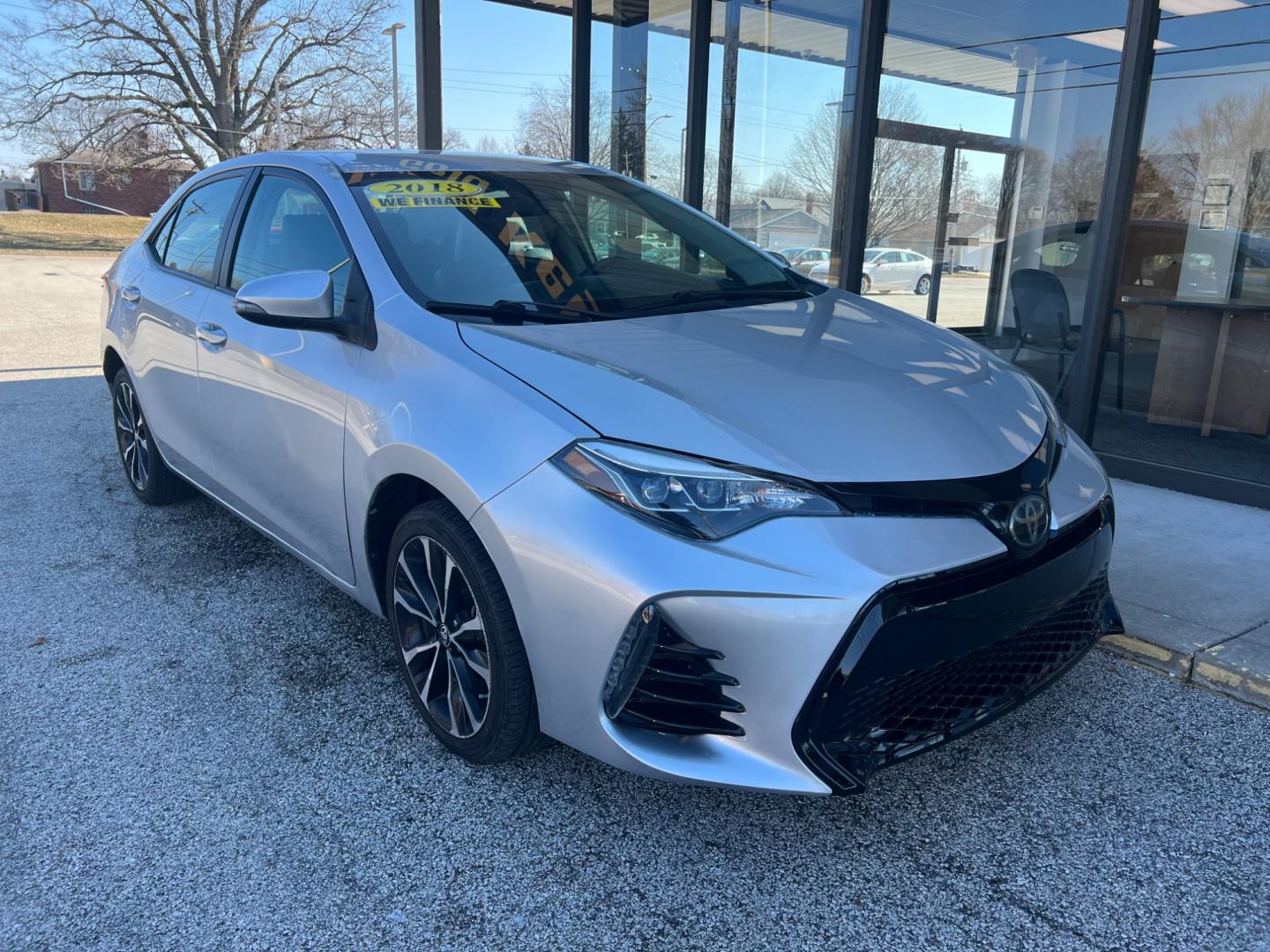 2018 Classic Silver Metallic Toyota Corolla SE CVT (5YFBURHE8JP) with an 1.8L L4 DOHC 16V engine, 6-Speed Manual transmission, located at 1633 W Kimberly, Davenport, IA, 52806, (563) 323-5341, 41.559456, -90.598732 - Photo#1